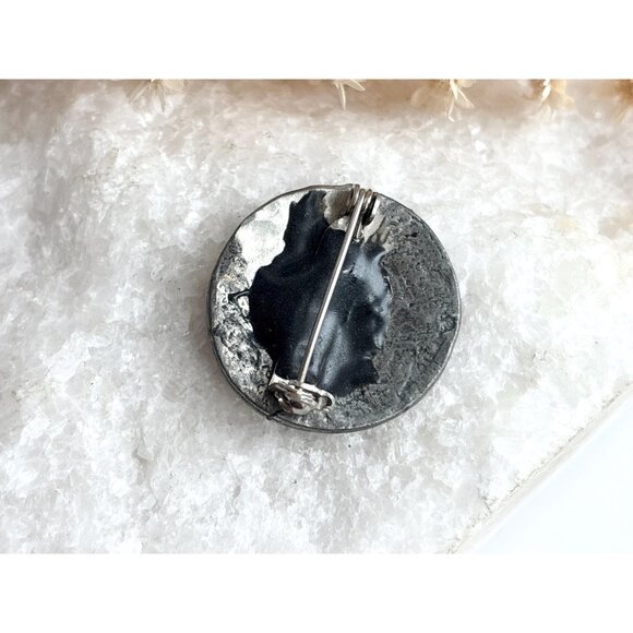 Scorpion Shape Carved Silver Toned Round Hammered Vintage Costume Jewelry Brooch - Picture 3 of 4